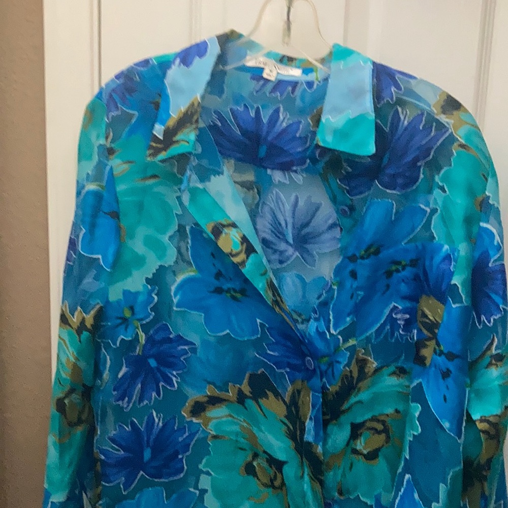 FINAL MARKDOWN Travelsmith tropical looking blouse medium